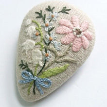 Load image into Gallery viewer, piece &quot;Rairai Daisy Bouquet Embroidered Brooch Kit&quot;