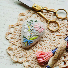 Load image into Gallery viewer, piece &quot;Rairai Daisy Bouquet Embroidered Brooch Kit&quot;