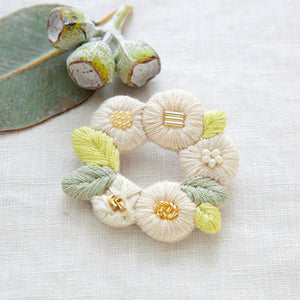 piece k.omono White Wreath Floret Brooch Kit